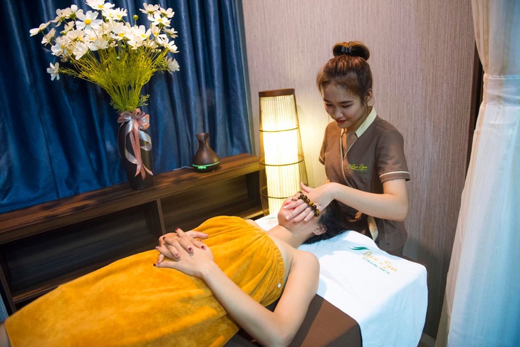 Rạp chiếu phim, spa, trung tâm tiệc cưới ở TP.HCM được hoạt động trở lại - Ảnh 1.