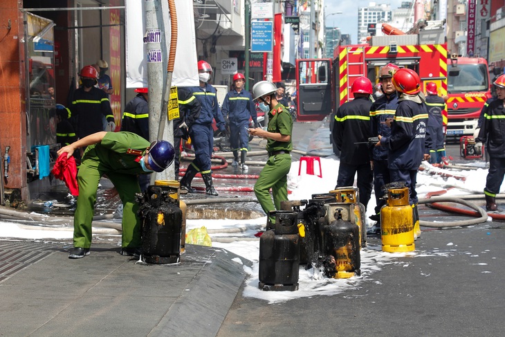 Cháy quán cơm ở quận 1, nghi do rò rỉ khí gas - Ảnh 1.