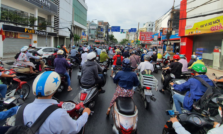 Đề xuất luôn bật đèn xe máy khi chạy trên đường liệu có hợp lý? - Ảnh 1.