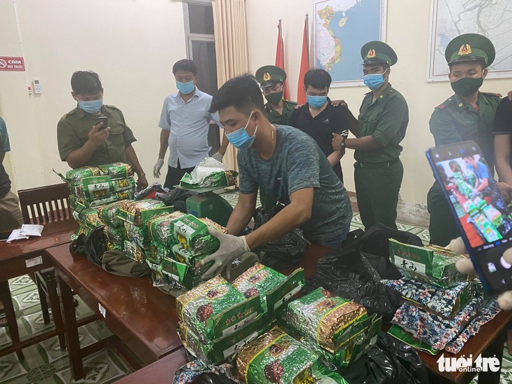 Rượt đuổi 3 cây số trong đêm bắt nhóm người mang 40kg nghi hàng đá - Ảnh 1. Rượt đuổi 3 cây số trong đêm bắt nhóm người mang 40kg nghi hàng đá - Ảnh 1.