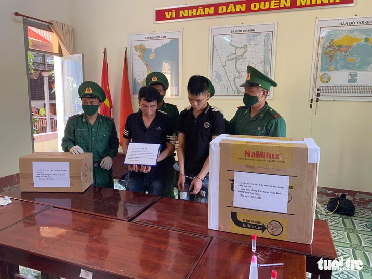 Rượt đuổi 3 cây số trong đêm bắt nhóm người mang 40kg nghi hàng đá - Ảnh 3. Rượt đuổi 3 cây số trong đêm bắt nhóm người mang 40kg nghi hàng đá - Ảnh 3.