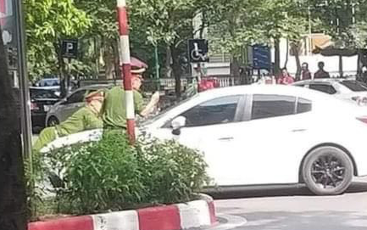 Thiếu tá cảnh sát giao thông bị hất lên nắp capô giờ tan tầm - Ảnh 2.