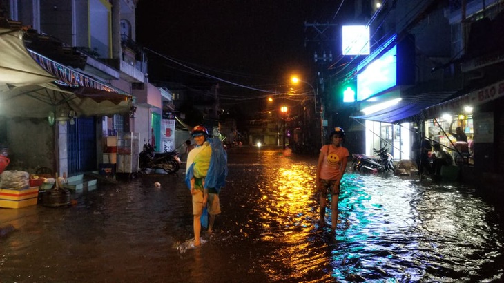 Sài Gòn mưa gió lớn, người dân qua rốn ngập lội nước mệt nghỉ - Ảnh 4.