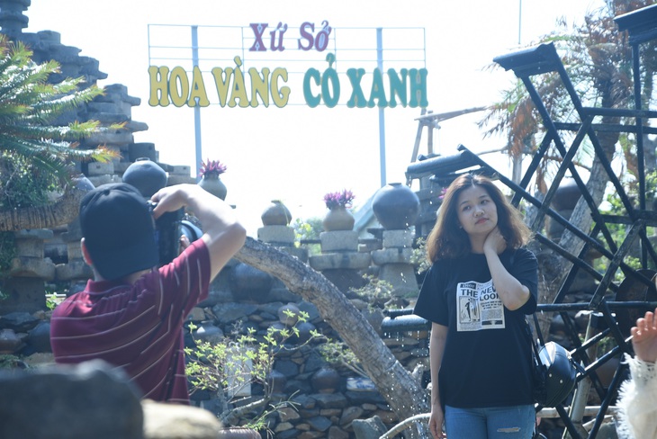 Bức tường làm từ 1.000 cối đá thành điểm check-in độc đáo - Ảnh 7. Bức tường làm từ 1.000 cối đá thành điểm check-in độc đáo - Ảnh 7.