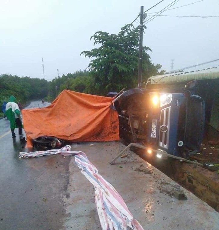 Xe tải tông nhóm công nhân đang thi công đường, 1 người chết - Ảnh 1.