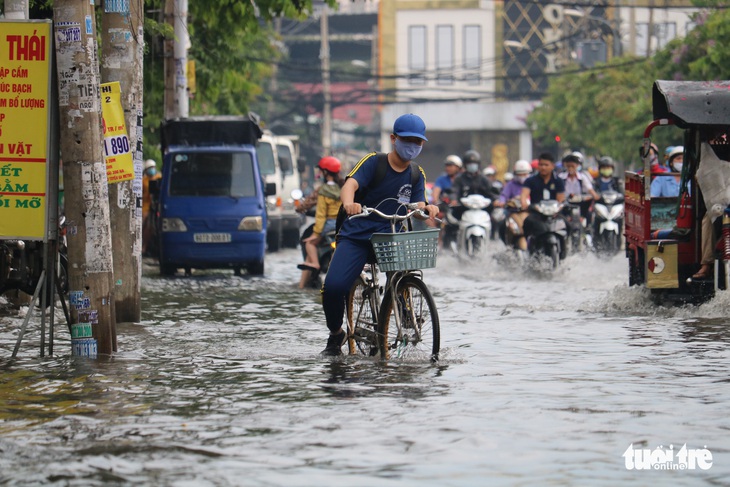 TP.HCM: Mưa như trút nước, người dân lại bì bõm lội - Ảnh 6.