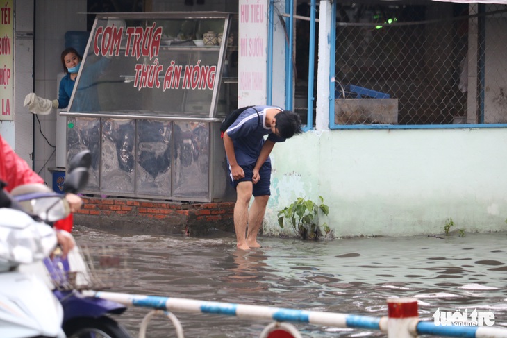 TP.HCM: Mưa như trút nước, người dân lại bì bõm lội - Ảnh 10.