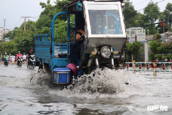 TP.HCM: Mưa như trút nước, người dân lại bì bõm lội - Ảnh 9.