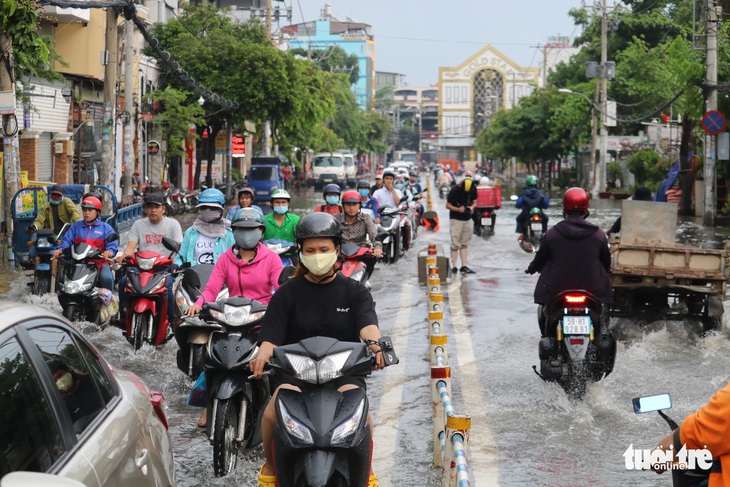 TP.HCM: Mưa như trút nước, người dân lại bì bõm lội - Ảnh 7.