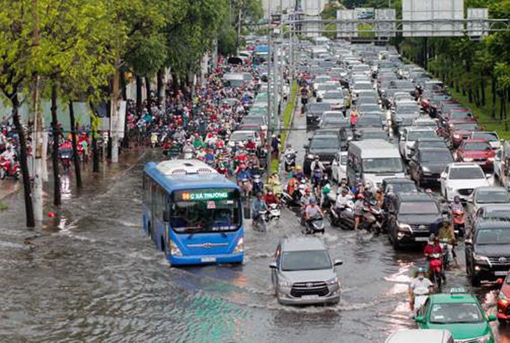 Chi hàng chục ngàn tỉ, bao giờ TP.HCM hết ngập? - Ảnh 1. Chi hàng chục ngàn tỉ, bao giờ TP.HCM hết ngập? - Ảnh 1.