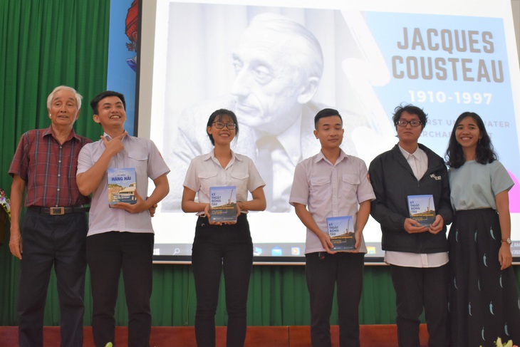 Sinh viên tưởng nhớ nhà hải dương học Jacques Cousteau - Ảnh 3.