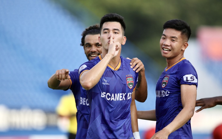 Khoảnh khắc Tiến Linh solo đẳng cấp rồi ghi bàn thắng đầu tiên tại V-League 2020