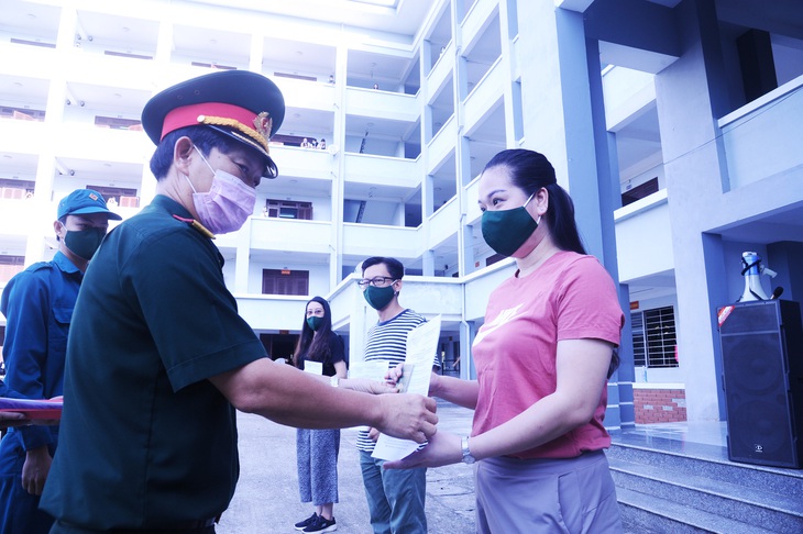 Hàng trăm bà bầu vui vẻ rời khu cách ly, đặt tên con là Quảng Nam để lưu dấu kỷ niệm - Ảnh 3.
