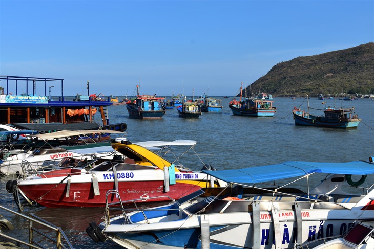 Bến tàu du lịch mới ở Nha Trang... lộn xộn - Ảnh 2.