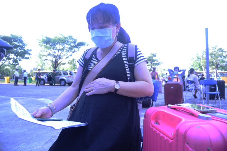Hàng trăm bà bầu vui vẻ rời khu cách ly, đặt tên con là Quảng Nam để lưu dấu kỷ niệm - Ảnh 4.