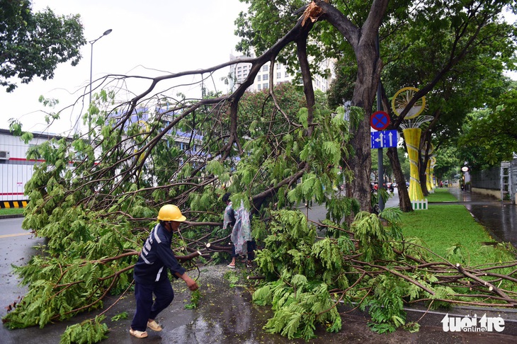 Mưa lớn ở TP.HCM, dân đắp ‘đê bao cát’ trước cửa nhà - Ảnh 2.