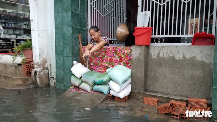 Mưa lớn ở TP.HCM, dân đắp ‘đê bao cát’ trước cửa nhà - Ảnh 4.