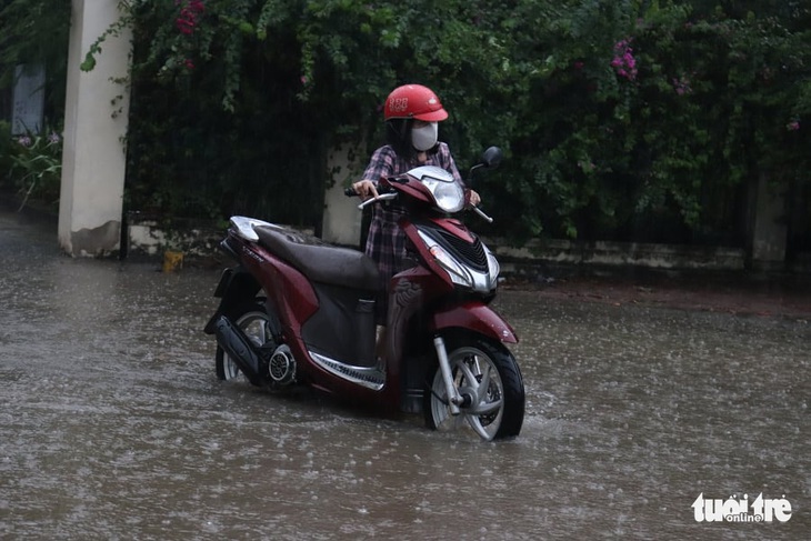 Mưa lớn ở TP.HCM, dân đắp ‘đê bao cát’ trước cửa nhà - Ảnh 3.