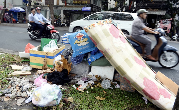 Người gom rác không thể mang cân khi đi hốt rác, Bộ nói sao? - Ảnh 2.