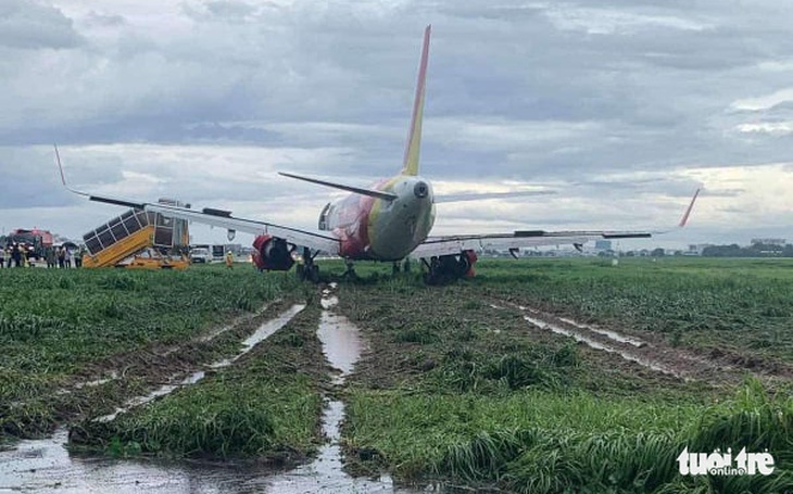 Máy bay hạ cánh trượt khỏi đường băng Tân Sơn Nhất, Vietjet nói do mưa gió lớn