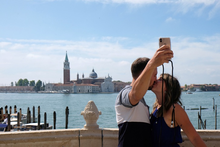 Venice mới mở lại, dân biểu tình chống du lịch đám đông - Ảnh 1.