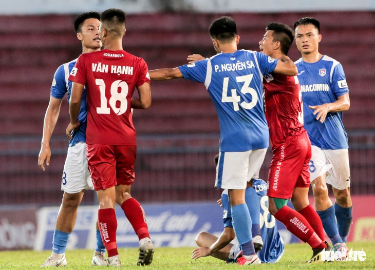 HLV Hải Phòng chạy vào sân ngăn xô xát, vỗ đầu học trò yêu cầu giữ bình tĩnh - Ảnh 2.