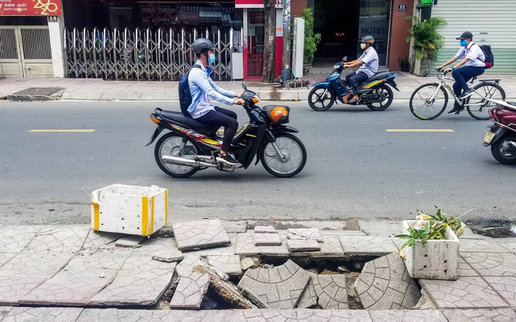 TP.HCM: xuất hiện hố lún trên vỉa hè đường Hoàng Hoa Thám