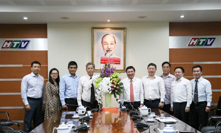 Lãnh đạo TP.HCM thăm cơ quan báo chí nhân Ngày báo chí Việt Nam - Ảnh 1.