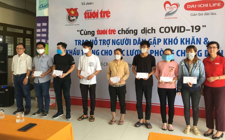 Dai-ichi Life Việt Nam tặng 50 suất học bổng cho học sinh khó khăn - Ảnh 2.