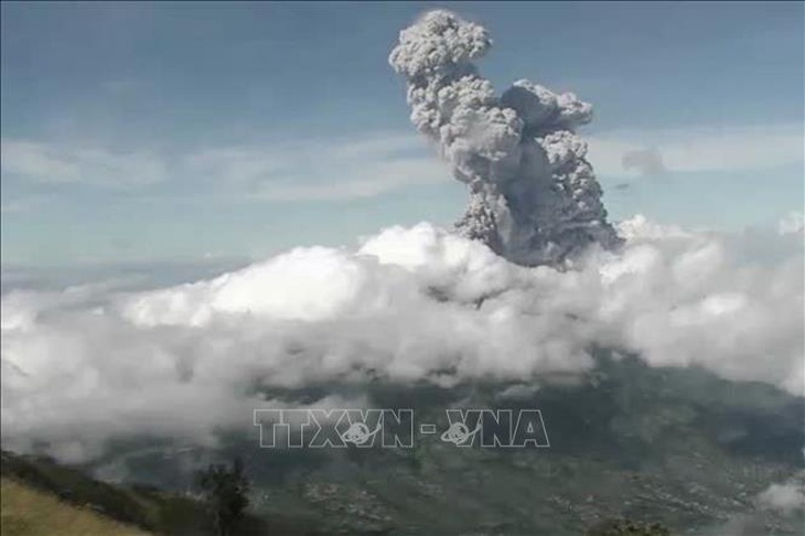 Núi lửa Indonesia phun trào 6km, cảnh báo hàng không mức cao nhất - Ảnh 1.