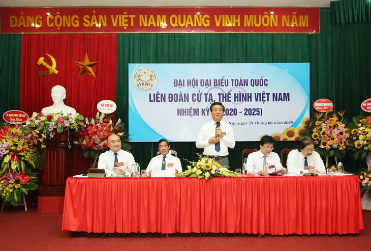 Cử tạ giành nhiều huy chương nhưng sống nhờ thể hình vì không có tài trợ - Ảnh 2.