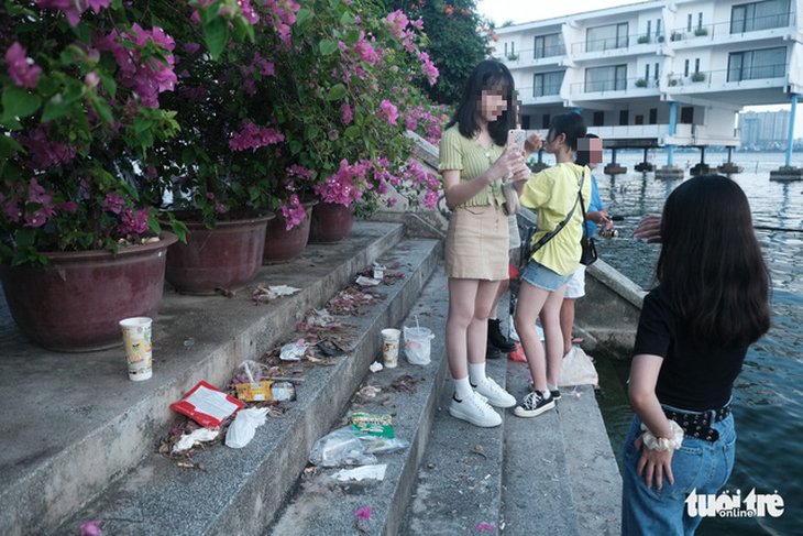 Sống ảo là ảo, xả rác thấy ghê là thật ở ngõ đẹp nhìn ra Tây Hồ - Ảnh 1.