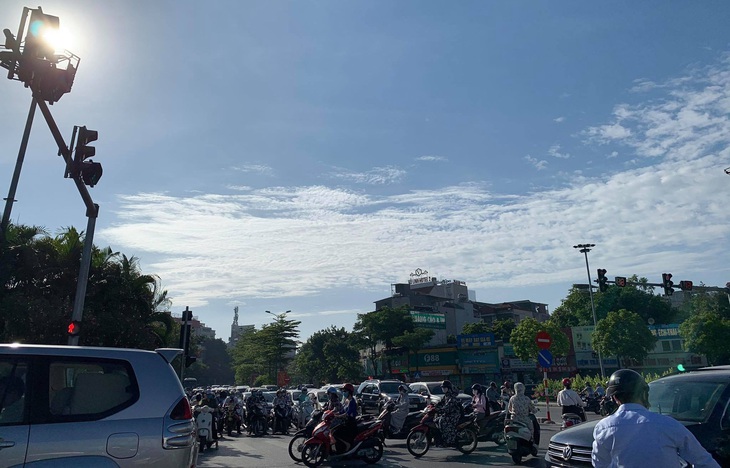 Cảnh báo tia cực tím mức nguy cơ gây hại rất cao ở Hà Nội, Đà Nẵng - Ảnh 1. Cảnh báo tia cực tím mức nguy cơ gây hại rất cao ở Hà Nội, Đà Nẵng - Ảnh 1.