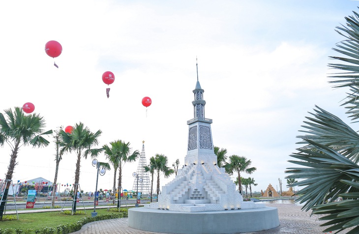 Người Hậu Giang háo hức mừng ngày công viên kỳ quan cổ đại đầu tiên khánh thành - Ảnh 2. Người Hậu Giang háo hức mừng ngày công viên kỳ quan cổ đại đầu tiên khánh thành - Ảnh 2.