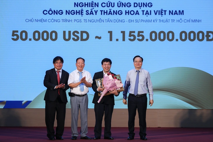 Bộ test COVID-19 được trao giải thưởng Bảo Sơn trị giá 1,3 tỉ - Ảnh 2. Bộ test COVID-19 được trao giải thưởng Bảo Sơn trị giá 1,3 tỉ - Ảnh 2.