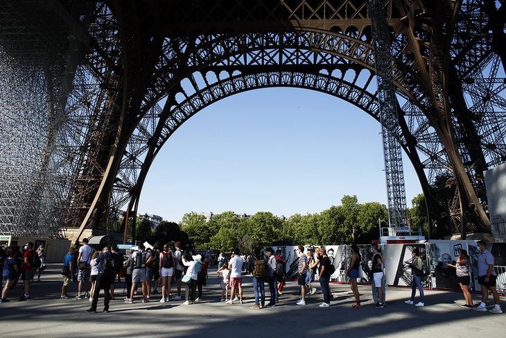 Tháp Eiffel đón khách trở lại sau 3 tháng đóng cửa do COVID-19 - Ảnh 1.