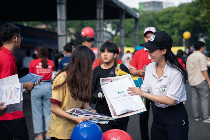 Hoa hậu Đỗ Mỹ Linh và Lương Thùy Linh giao lưu tại Ngày hội tư vấn tuyển sinh hướng nghiệp 2020 - Ảnh 1.