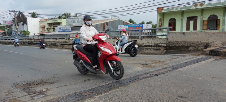 Mố cầu Cái Sơn sụp lồi lõm bẫy người đi đường - Ảnh 1.