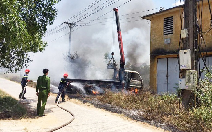 Tài xế chết cháy trong xe cẩu vướng dây điện