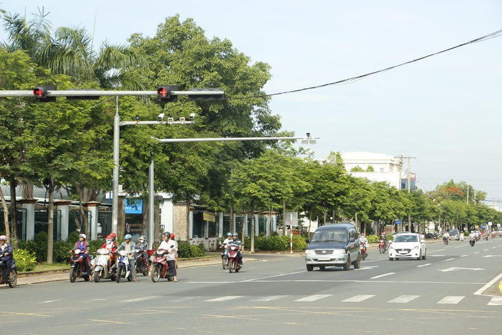 Hàng loạt cơ quan bị nêu tên vì có xe biển xanh vượt đèn đỏ, chạy quá tốc độ ở Bình Phước - Ảnh 1.