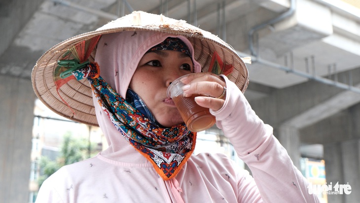 Trà chanh miễn phí mời cô bán hàng rong, chú xe ôm giữa trời nắng nóng - Ảnh 4.