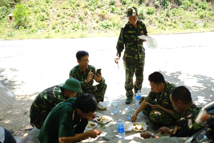 Huy động nhiều trinh sát kinh nghiệm vây bắt phạm nhân vượt ngục trên đèo Hải Vân - Ảnh 14.