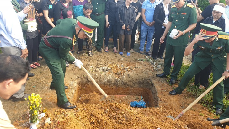 An táng 17 hài cốt chiến sĩ đặc công hi sinh tại sân bay Khâm Đức - Ảnh 2.