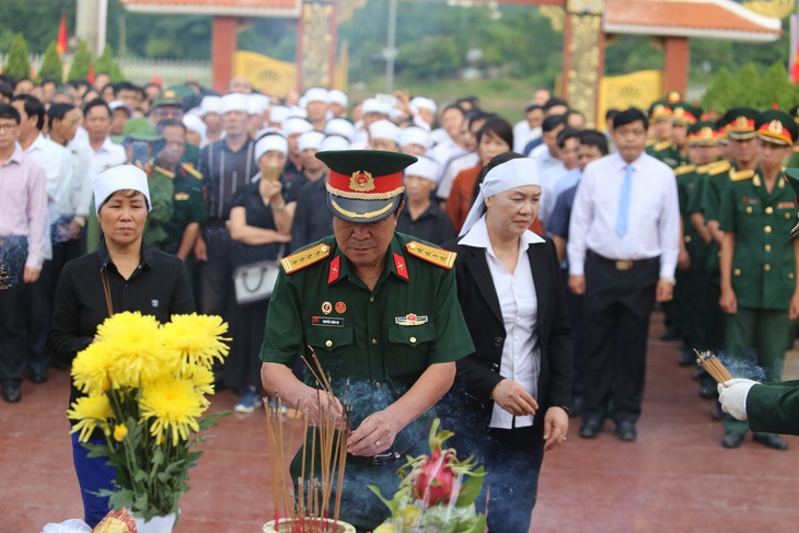 An táng 17 hài cốt chiến sĩ đặc công hi sinh tại sân bay Khâm Đức - Ảnh 3.