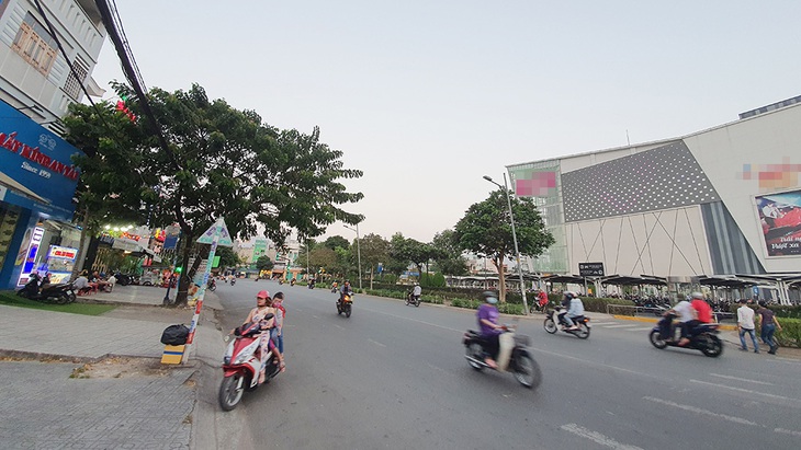 Bác tài Hà Nội lẫn Sài Gòn ngậm ngùi đợi khách - Ảnh 1.