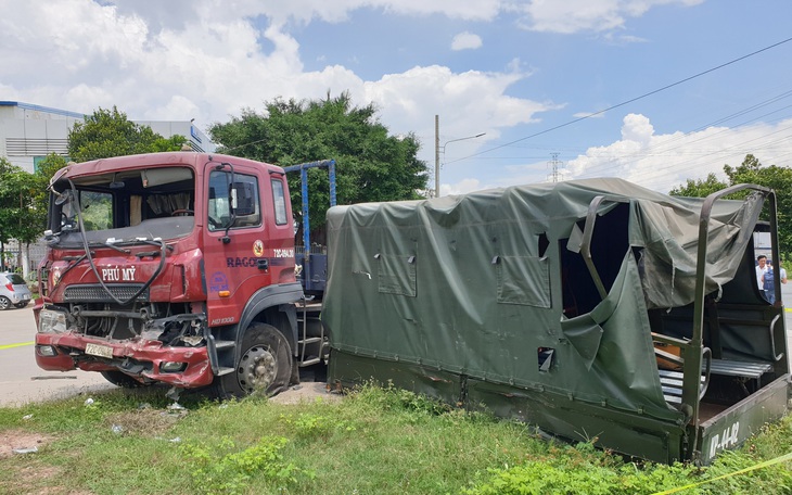 Xe biển đỏ chở dân quân tông nhau với xe đầu kéo, 1 người chết, 6 người bị thương