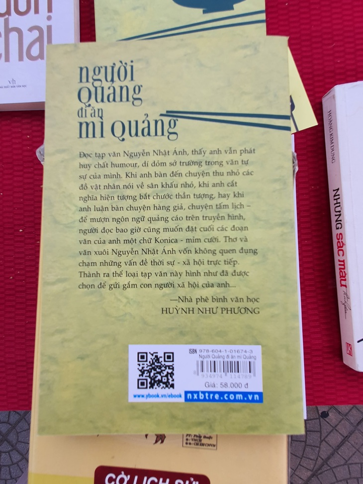 Sách lậu bán công khai ở hội sách giữa thành phố Huế - Ảnh 2.