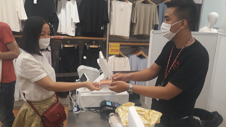 Dùng thẻ Sacombank được hoàn 50% khi mua sắm tại Uniqlo Vincom Center Landmark 81 - Ảnh 1.