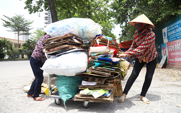 Phơi mình mưu sinh lam lũ dưới trời nắng thiêu đốt 40 độ ở Hà Nội