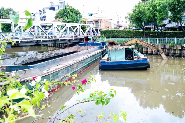 Khởi công nạo vét hơn 42.000 m3 bùn kênh Nhiêu Lộc - Thị Nghè giai đoạn 2 - Ảnh 1.